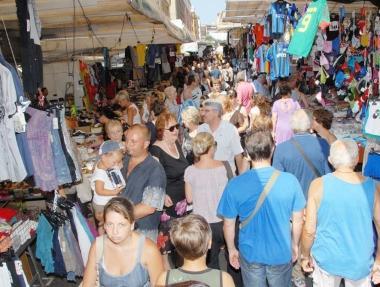 La Festa in piazza è un successo, tanti i visitatori tra i banchi