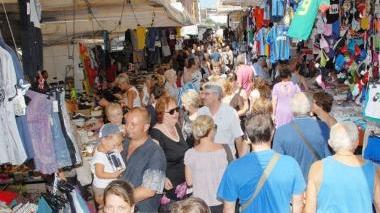 La Festa in piazza è un successo, tanti i visitatori tra i banchi