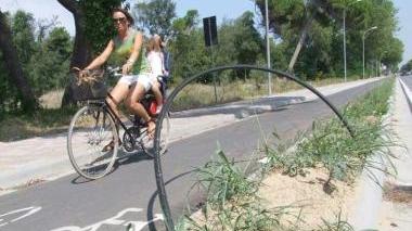 I tubi dell’irrigazione che sbucano delle aiuole della pista ciclabile
