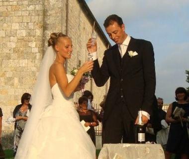 <b>BRINDISI... SOTTO RETE.</b> Chiara Spina e Paolo Baldaccini subito dopo le nozze 