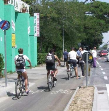 Tirrenia, la pista ciclabile interrotta 