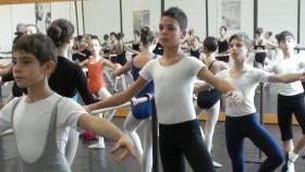 Un gruppo di ragazzi a lezione di danza
