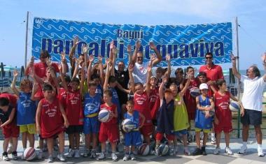 <b>RICORDO.</b> La foto dei partecipanti al West Coast basket camp nelledizione 2008 