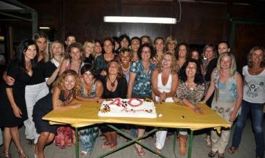 Una bella foto di gruppo per le fresche quarantenni che hanno festeggiato al parco Le Sughere di Donoratico      