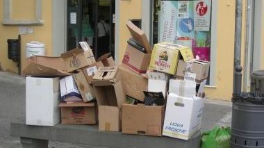 Carta e cartoni sulla strada