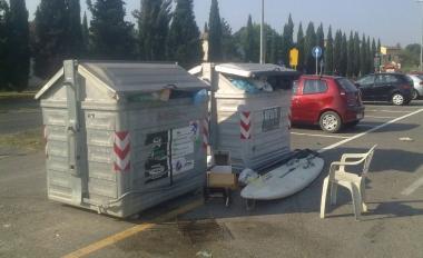 Rifiuti davanti al cimitero 