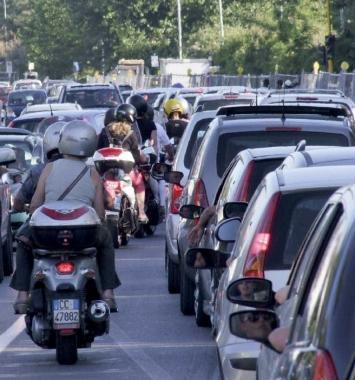 Coda d’auto sul viale del Tirreno