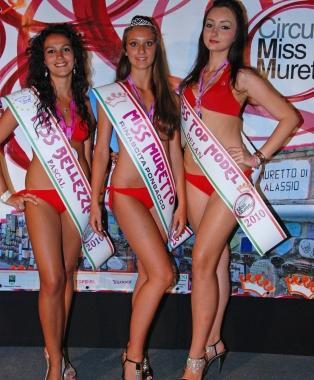 Alessandra Gennai in mezzo alle altre due finaliste 