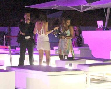 Momenti di una serata al Beach Club Ai due lati ragazze si godono il relax Sopra la fila per lingresso nel locale    