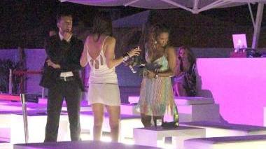 Momenti di una serata al Beach Club Ai due lati ragazze si godono il relax Sopra la fila per l’ingresso nel locale