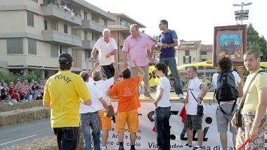 Un momento concitato di discussione tra i giudici e i concorrenti. A destra la squadra baby di Leporaia premiata