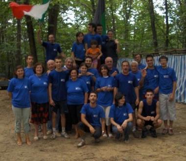 Sopra Matteo Lenzi (a sinistra) con un amico e a sinistra foto di gruppo della comunit&agrave; di Gragnanella 