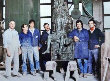 Sopra lo staff dello Scatolificio Montagna, da sinistra Paolo Nicoletta e Marco Zinanni con Raffaele Vignozzi A destra unimmagine storica della fonderia Salvadori  