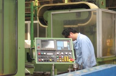 Un apprendista a lavoro in un’azienda