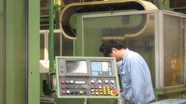 Un apprendista a lavoro in un’azienda