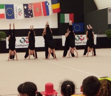 Ginnastica per giovani e anziani con I Delfini