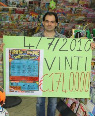 Il proprietario del negozio, Paolo Giannini, mostra insieme alla moglie una copia del biglietto vincente 