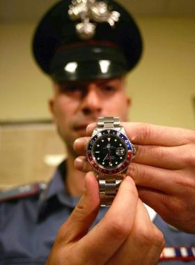 Un carabiniere mostra un Rolex Daytona (foto d’archivio)