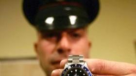 Un carabiniere mostra un Rolex Daytona (foto d’archivio)