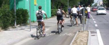 La pista ciclabile che termina a Tirrenia costringendo i ciclisti ad attraversare la strada