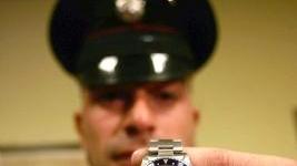Carabiniere mostra un Rolex