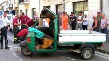 L’Ape coinvolto nell’incidente di ieri mattina sull’Aurelia a Solvay