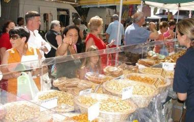Festa con gli ambulanti a Lacona, lungo il Moletto decine di bancarelle
