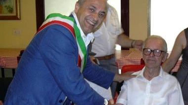 L’assessore Mondanelli consegna il Gigliato d’argento al signor Pareti