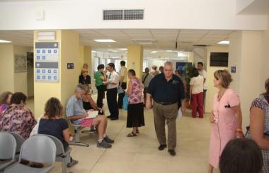 File ieri mattina al nuovo Cup del poliambulatorio di viale Alfieri 
