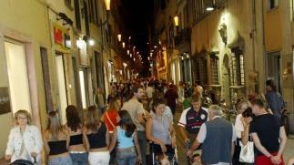Stasera i negozi del centro resteranno aperti fino alle 24