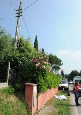 La salma a terra coperta dal lenzuolo e il traliccio sul quale luomo stava lavorando 