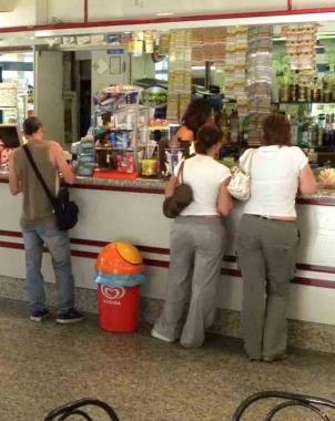 Manca l'acqua e il barista si infuria