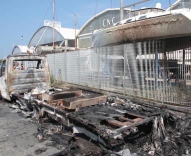 Il furgone distrutto dalle fiamme in via Quaglierini 