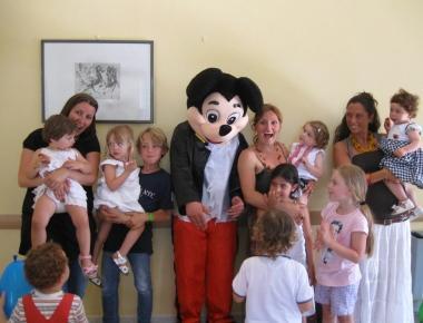La festa di fine anno dei bambini dellasilo nido Lisola che non c&egrave;. Nella foto con Topolino e le educatrici   