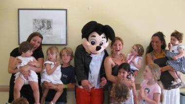 La festa di fine anno dei bambini dell’asilo nido “L’isola che non c’è”. Nella foto con Topolino e le educatrici