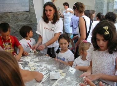 I bambini imparano a impastare alla manifestazione Bono come il pane 