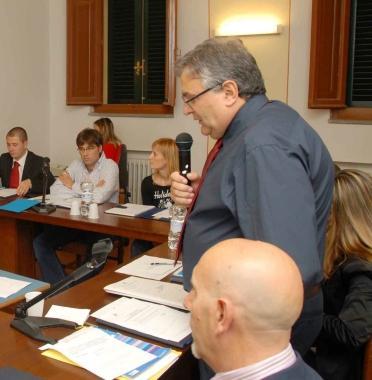 Una seduta del consiglio comunale In primo piano il sindaco Renzo Mochi 