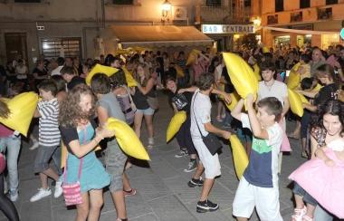 La guerra? Ponsacco la fa a colpi di cuscini
