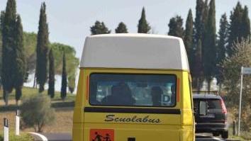 Uno scuolabus durante il consueto servizio