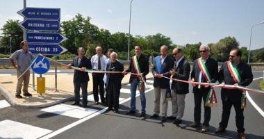 Il taglio del nastro allo svincolo, inaugurato dai sindaci dellAlta Valdicecina e dal presidente della Provincia Pieroni 