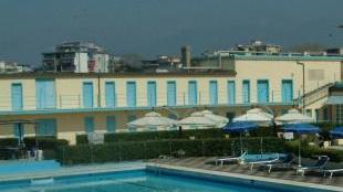 <b>LIETO FINE. </b>La piscina del Principe In basso, il dottor Puccinelli