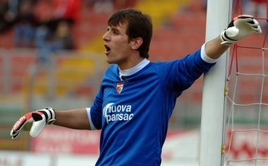 A sinistra lestremo difensore Jasmin Handanovic con la maglia del Mantova, qui sopra Alex Calderoni in casacca Triestina 
