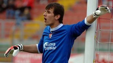 A sinistra l’estremo difensore Jasmin Handanovic con la maglia del Mantova, qui sopra Alex Calderoni in casacca Triestina