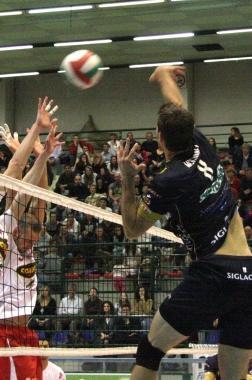 <b>DOPPIA DELUSIONE.</b> Unazione a rete della Quasar nellultimo campionato di A2, finito con la retrocessione: &egrave; sfumata la possibilit&agrave; di acquistare un titolo sportivo per rientrare nella stessa serie 