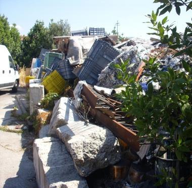 I vigili urbani rimuovono la carcassa di unauto abbandonata e una discarica sulla strada per Albiano 