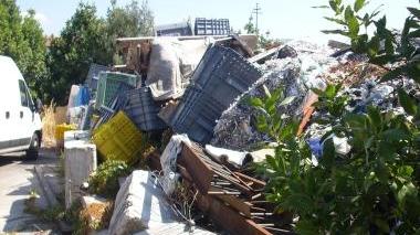 I vigili urbani rimuovono la carcassa di un’auto abbandonata e una discarica sulla strada per Albiano