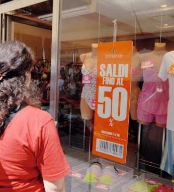 Domani a Pescia prendono il via i saldi estivi 