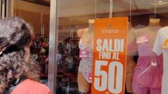 Domani a Pescia prendono il via i saldi estivi