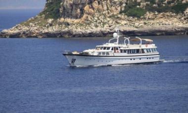 Il panfilo inglese vicino allisolotto della Scola 