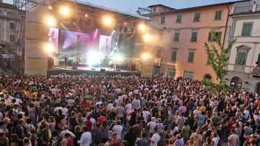Lo spettacolo è iniziato il piazzone è invaso dalla gente